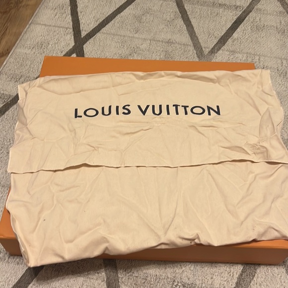 Louis Vuitton Neverfull MM - Picture 9 of 14